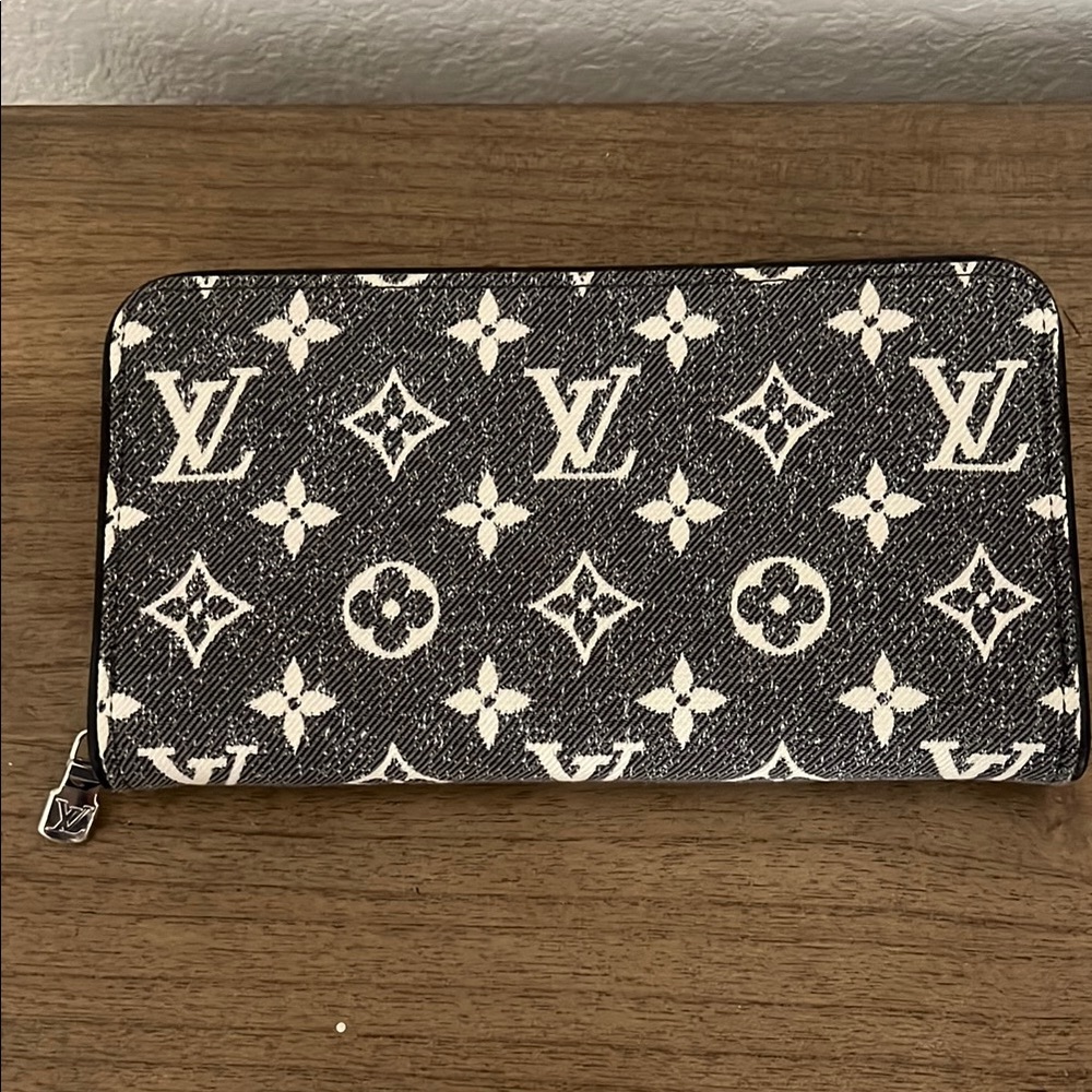 NWT Louis Vuitton Black and White Monogram Wallet